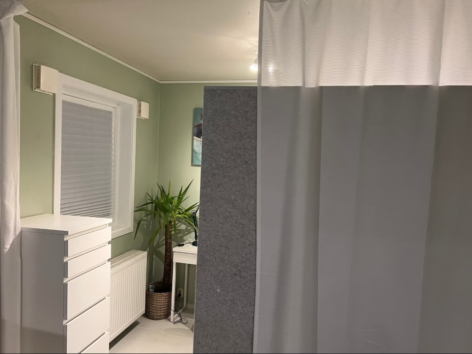 Adskilt sovealkove, blir eget rom med skillevegger. Skillevegger følger ikke med.